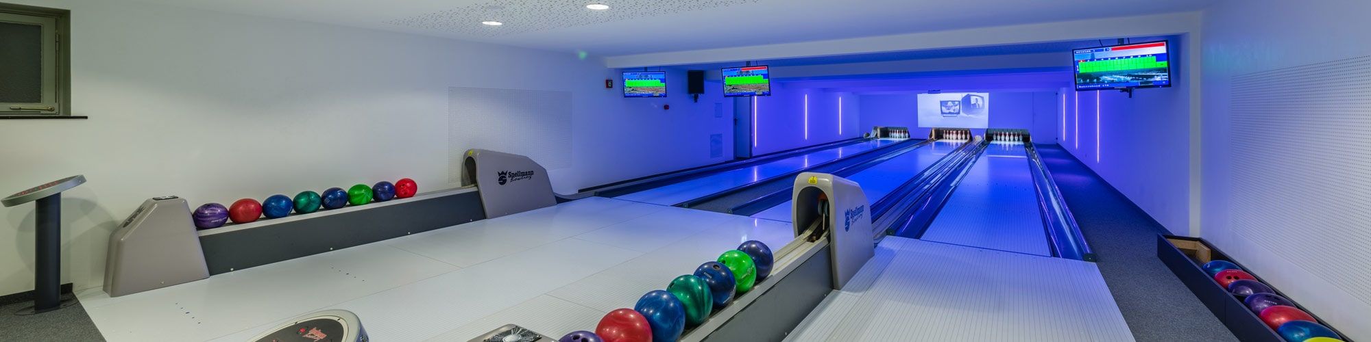 Die drei Bowlingbahnen im Heuberg mit blauem Licht